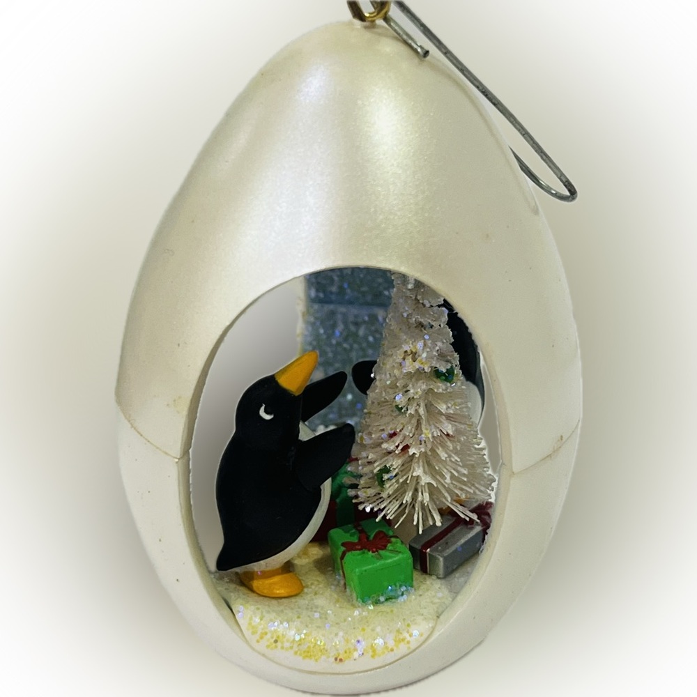 Hallmark 1989 Winter Surprise First in Series Retired Penguin Ornament